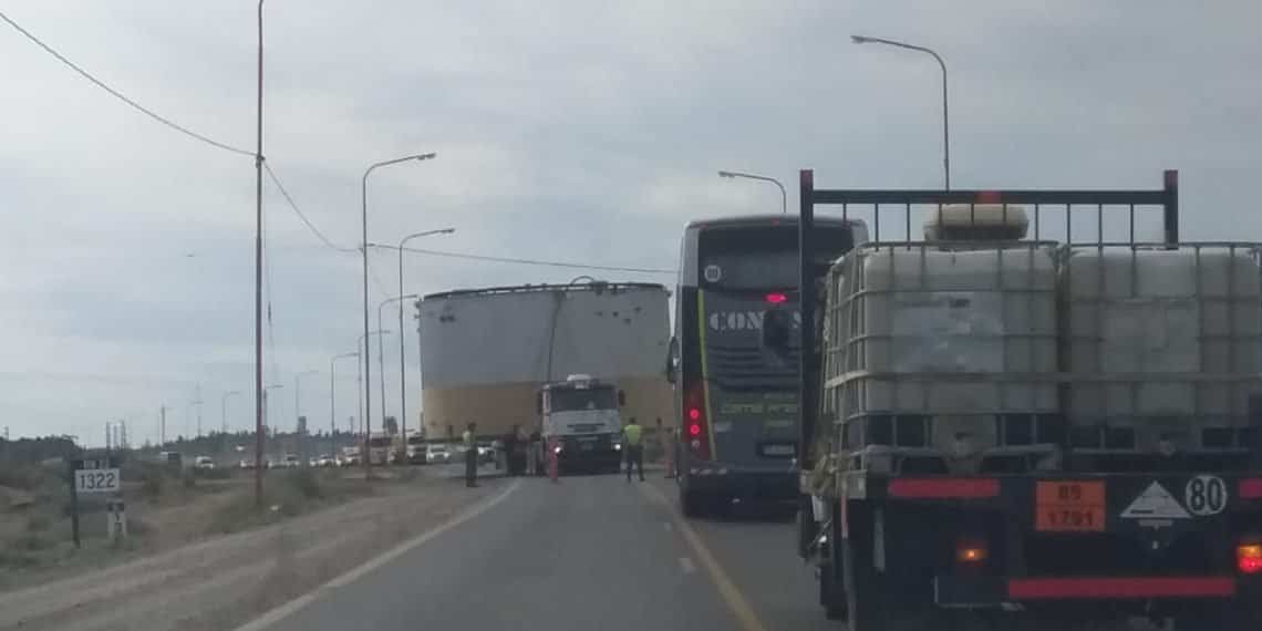 Salieron tres tanques petroleros desde Plaza Huincul y habrá demoras