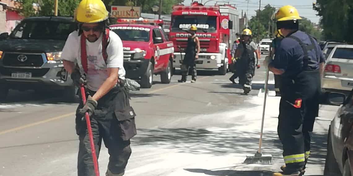 Precaución: hubo derrame de hidrocarburos sobre calle Yrigoyen en Cutral Co