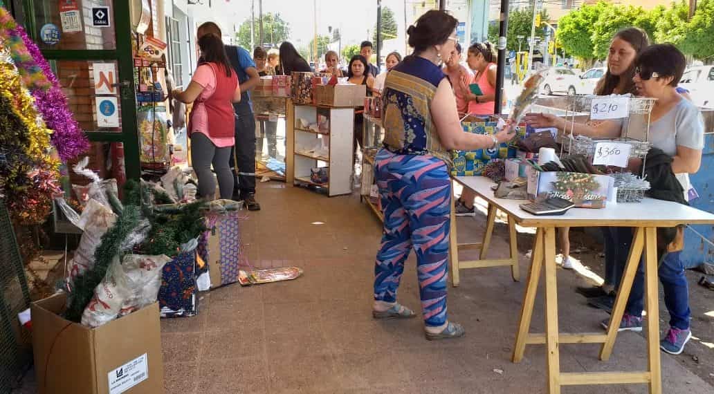 Tras el incendio, El Cofre vende la mercadería que lograron salvar