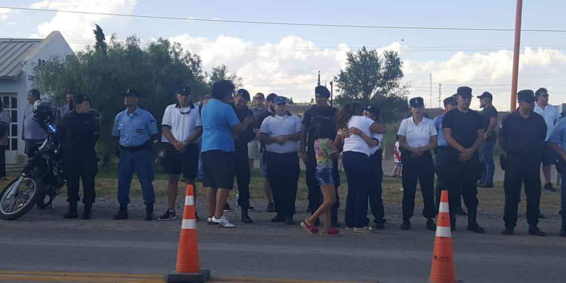 Lágrimas y dolor acompañaron el paso del cuerpo del policía Nahuelcar por Cutral Co