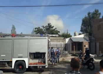 Bomberos voluntarios apagaron un incendio en el barrio Central de Huincul