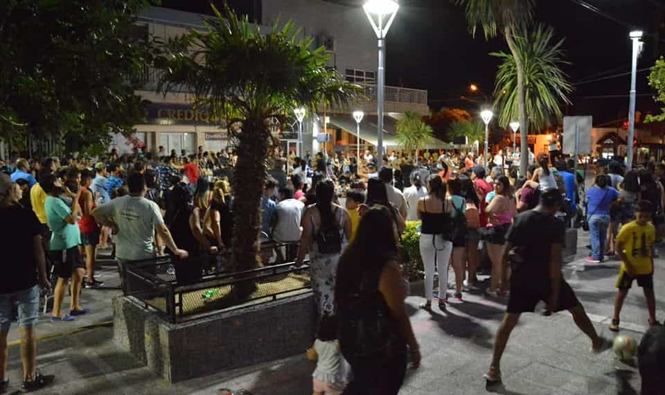 Cientos de vecinos y vecinas disfrutaron de la peatonal en la calle Roca de Cutral Co
