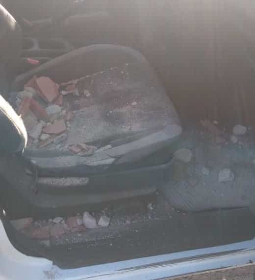 Cutral Co: Arrojaron una enorme piedra contra un móvil policial desde una terraza de barrio Belgrano