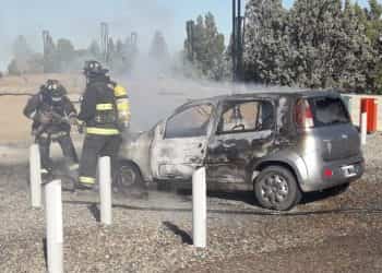 Un auto fue consumido por las llamas en Plaza Huincul