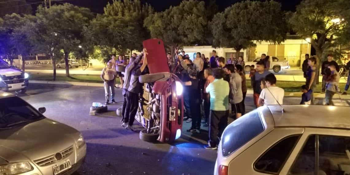 Mujer volcó en la avenida Carlos H. Rodríguez de Cutral Co