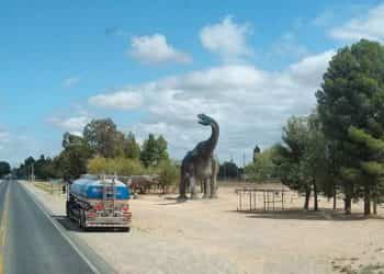 Huincul: comenzaron a pintar los dinosaurios a la vera de la ruta 22