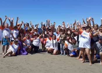 Adultos mayores de Cutral Co disfrutan del mar en Las Grutas