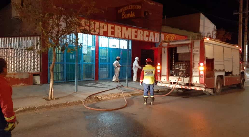 Plaza Huincul: bomberos pulverizaron algunos espacios públicos