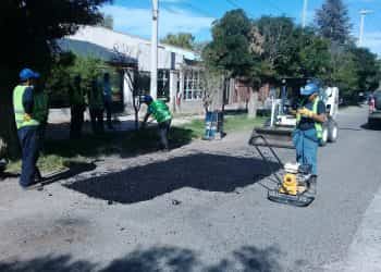 Realizan bacheo en el barrio Uno de Plaza Huincul