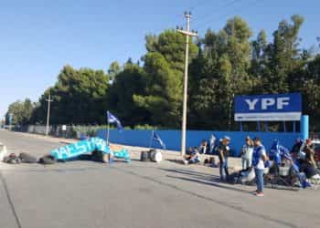 Empleados de maestranza del hospital cortan el tránsito en refinería de YPF en Huincul
