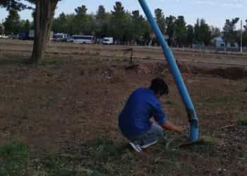 Trabajan en el poste de luz de Huincul, tras la descarga que recibió un hombre y su perra