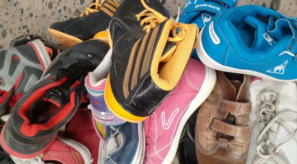 Solidaridad no afloja: Reúnen zapatillas para el regreso a clases en Cutral Co