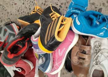 Solidaridad no afloja: Reúnen zapatillas para el regreso a clases en Cutral Co