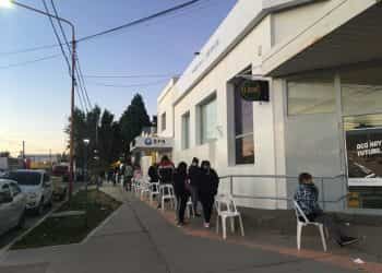 Colocaron sillas para los jubilados que van al banco