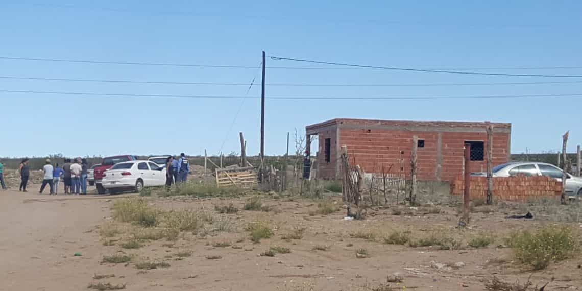 Homicidio en Plaza Huincul: la mujer fallecida recibió el disparo en el cuello