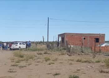 Homicidio en Plaza Huincul: la mujer fallecida recibió el disparo en el cuello
