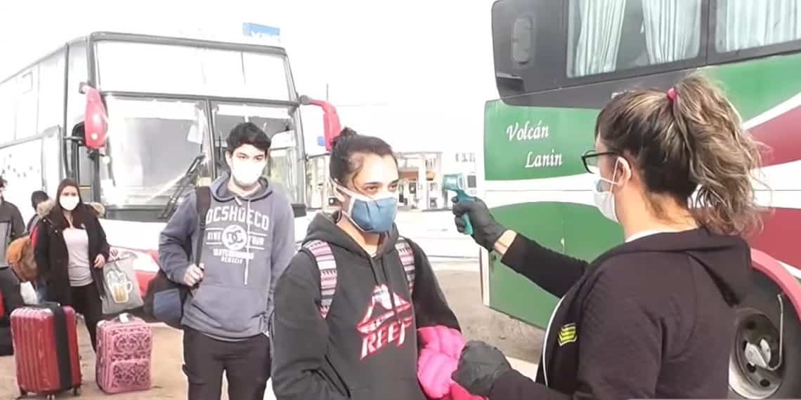 Llegaron estudiantes de Córdoba y en Huincul aplicaron el protocolo de control sanitario