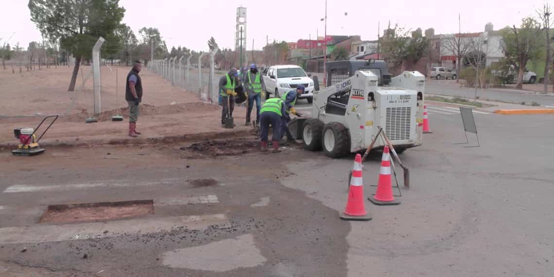 Realizan bacheo en barrio Universitario de Plaza Huincul