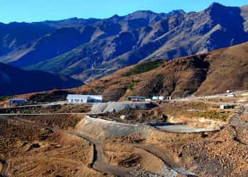Mineros: el gobierno neuquino rescindió la concesión a la empresa y sigue el corte en la ruta 22