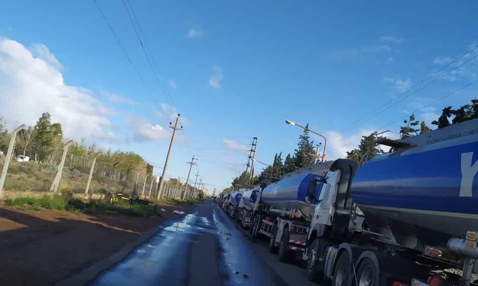 Camioneros protestaron con el corte en la refinería de YPF en Plaza Huincul