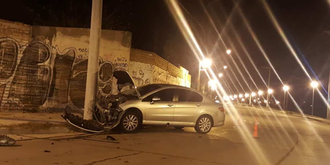Un conductor chocó contra un poste en Cutral Co