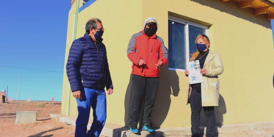 Suárez entregó viviendas sociales en barrios de Huincul