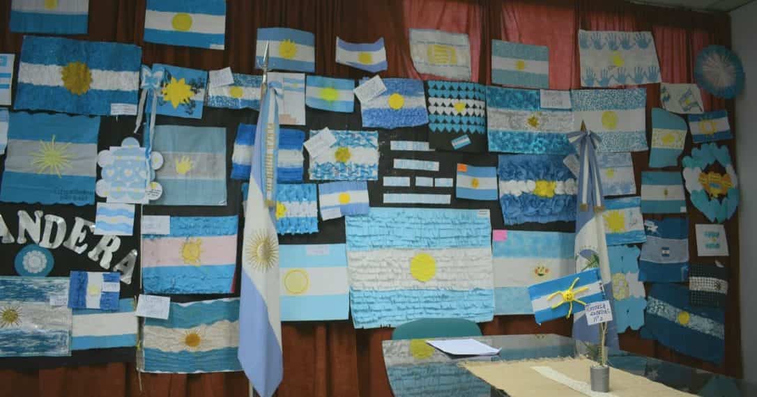 La escuela Especial Nº 2 de Plaza Huincul expuso las banderas argentinas