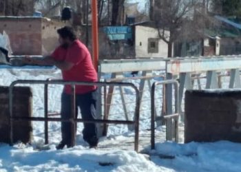 Vecinos retiraron la nieve de una pasarela al oeste de Cutral Co