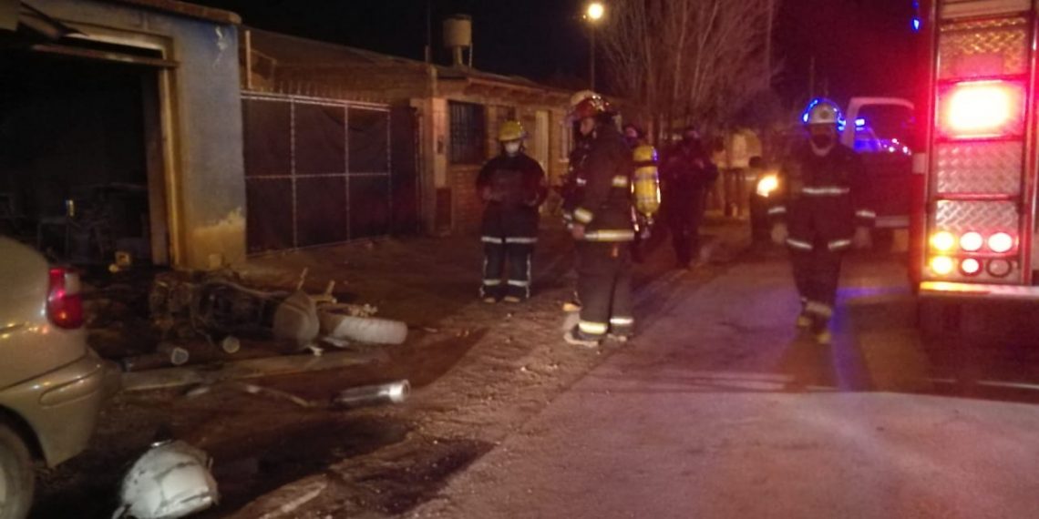 Susto por el incendio de una moto en el barrio Progreso de Cutral Co