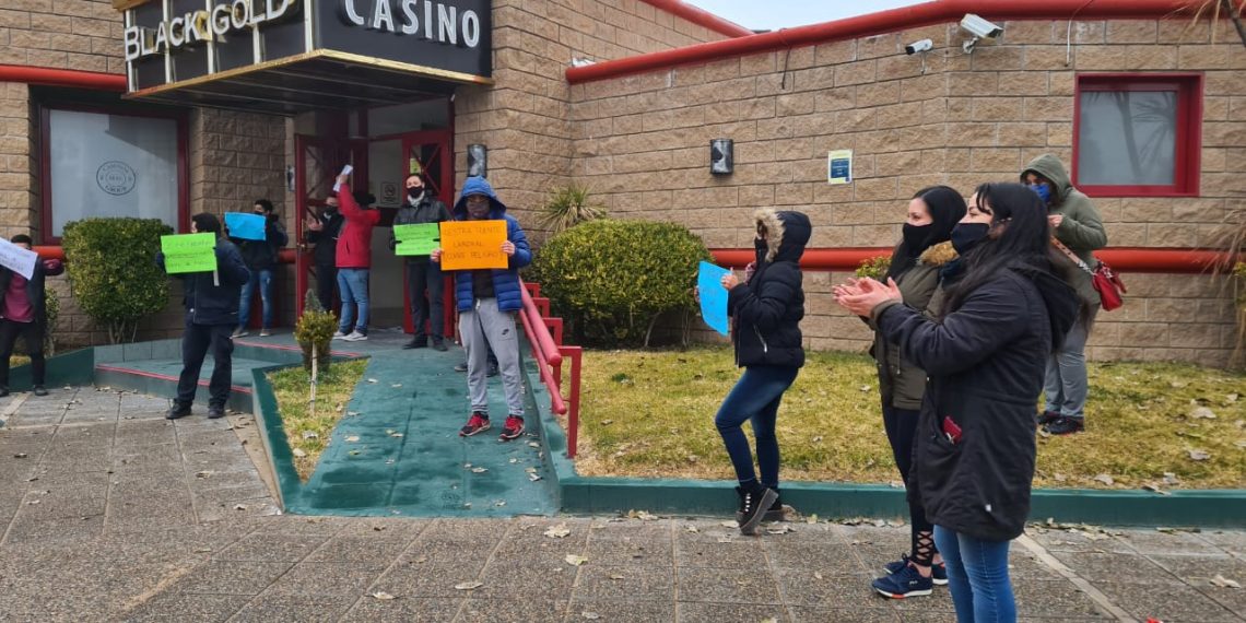 Trabajadores y trabajadoras del casino de Plaza Huincul piden volver a trabajar