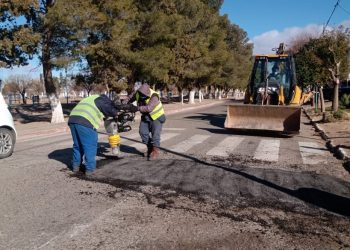 Siguen las tareas de bacheo en Plaza Huincul