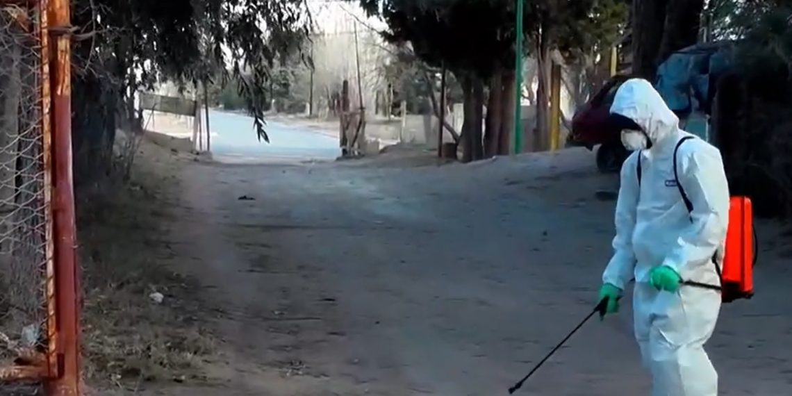 Desinfectan patios y veredas a los vecinos que lo pidan en Plaza Huincul
