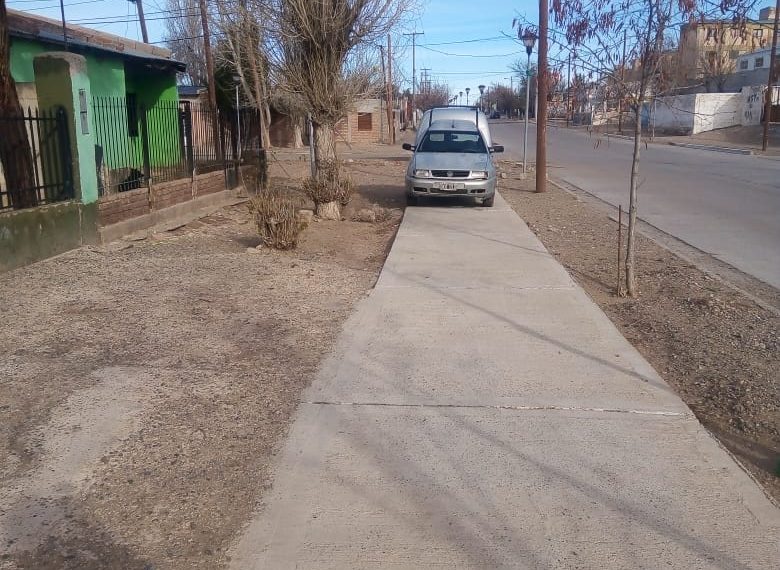 Cutral Co: municipio hizo las veredas pero estacionan los autos