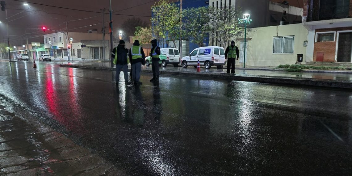 Empezaron los controles para que se cumplan las restricciones en Plaza Huincul