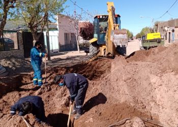 Recambian cañerías de agua en un sector de Plaza Huincul