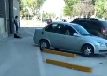 Vecinos de Cutral Co no entendieron cómo estacionar a 45°