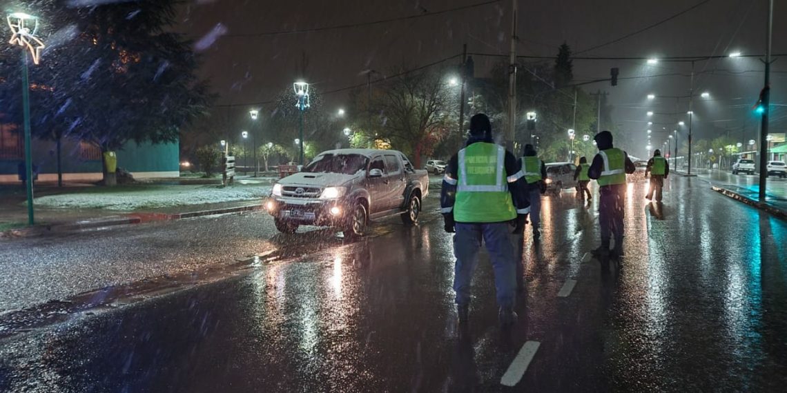 Controles Plaza Huincul avenida San Martín