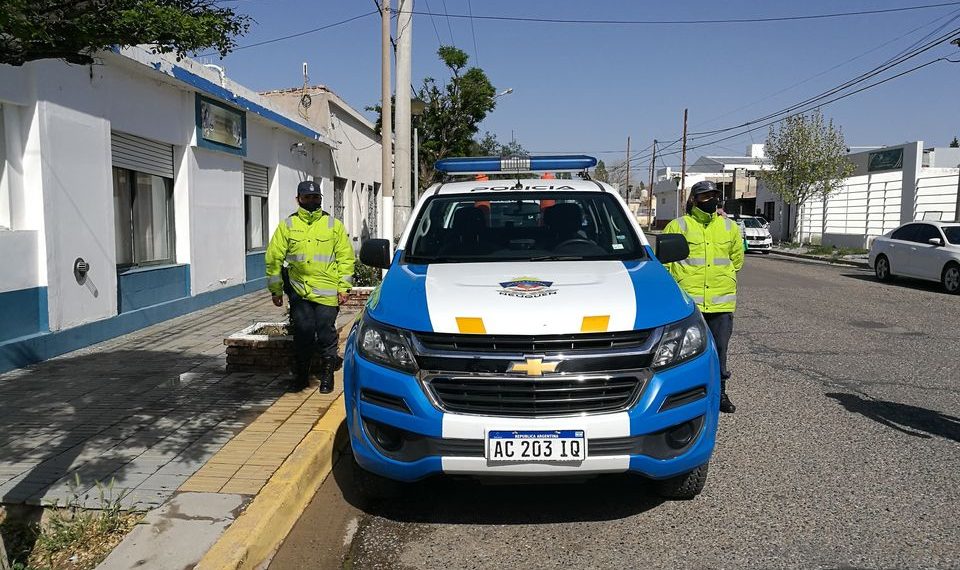Cutral Co recibió una de las 16 camionetas que Gutiérrez le entregó a la policía de Neuquén