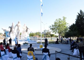 En Cutral Co hubo homenaje a 200 años del izamiento de la bandera en las Islas Malvinas