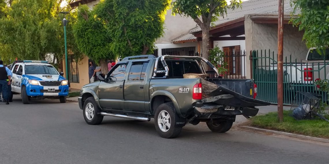 Huincul: transportaba troncos y lo chocaron de atrás. Un herido fue al hospital