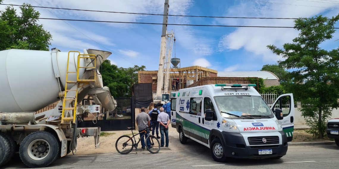 Cayó un trabajador desde 4 metros en una obra en Cutral Co