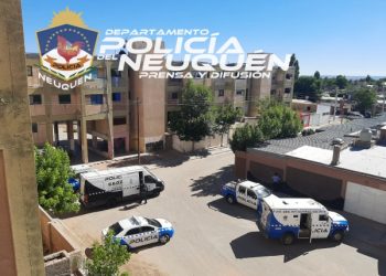 Hallaron 50 mil pesos, armas y plantas de marihuana en barrio Belgrano