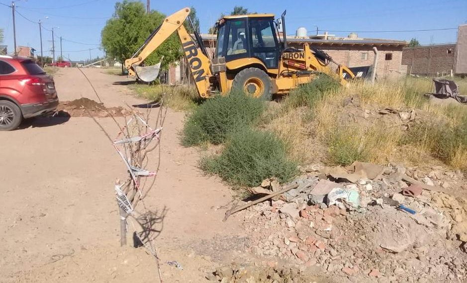 Agua en Plaza Huincul: reparan caños en Analvi