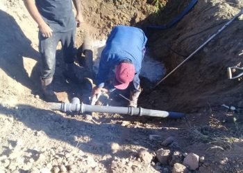 Agua en Plaza Huincul: reparan caños en Analvi