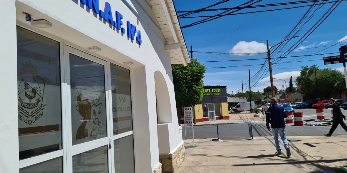 Hirió a cuchillazos a un hombre que estaba junto a su expareja en Plaza Huincul