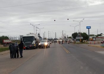 Desocupados cortan la ruta 22 y la destilería de YPF en Plaza Huincul
