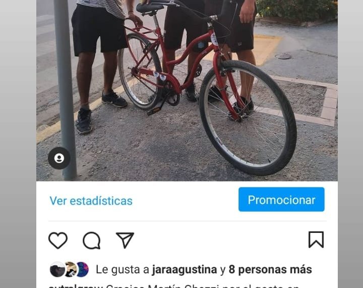 Comerciante le regaló una bicicleta a un malabarista que estaba varado en Cutral Co