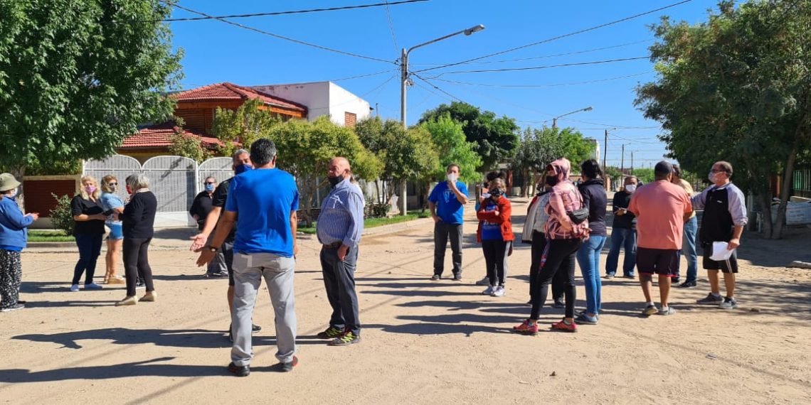 Vecinos unidos del barrio Centenario exigen calles de asfalto