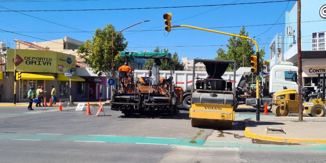 Cutral Co: continúan las tareas de reasfaltado en la calle Roca