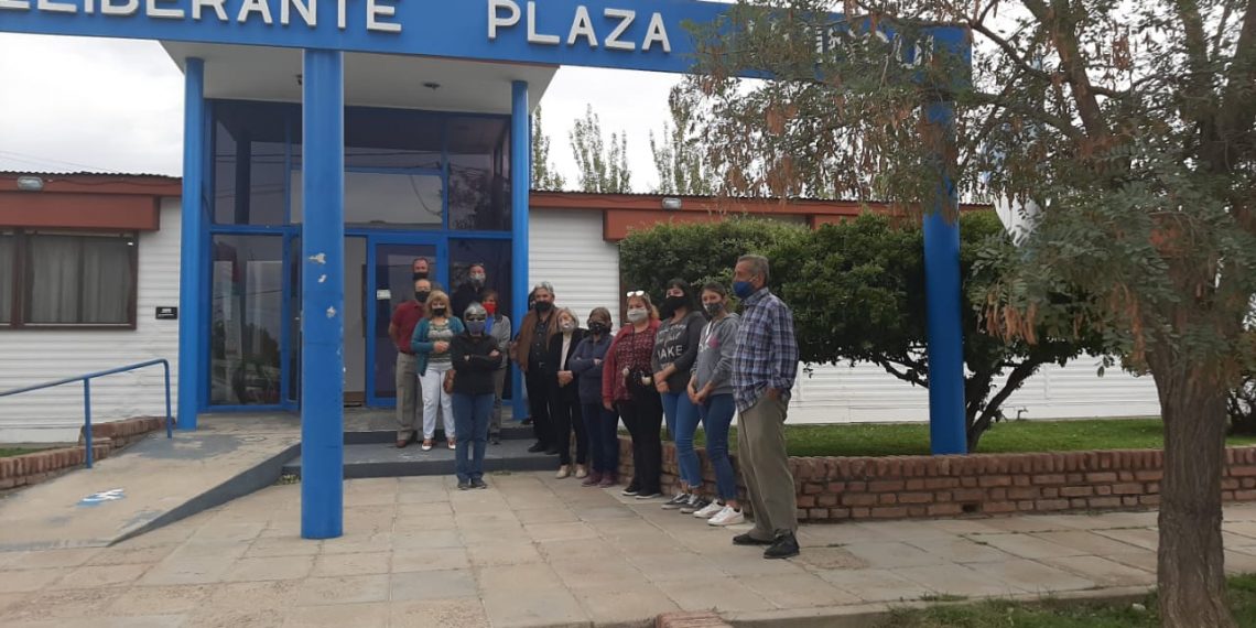 Vecinos del barrio Centenario se reunieron con los concejales por el asfalto
